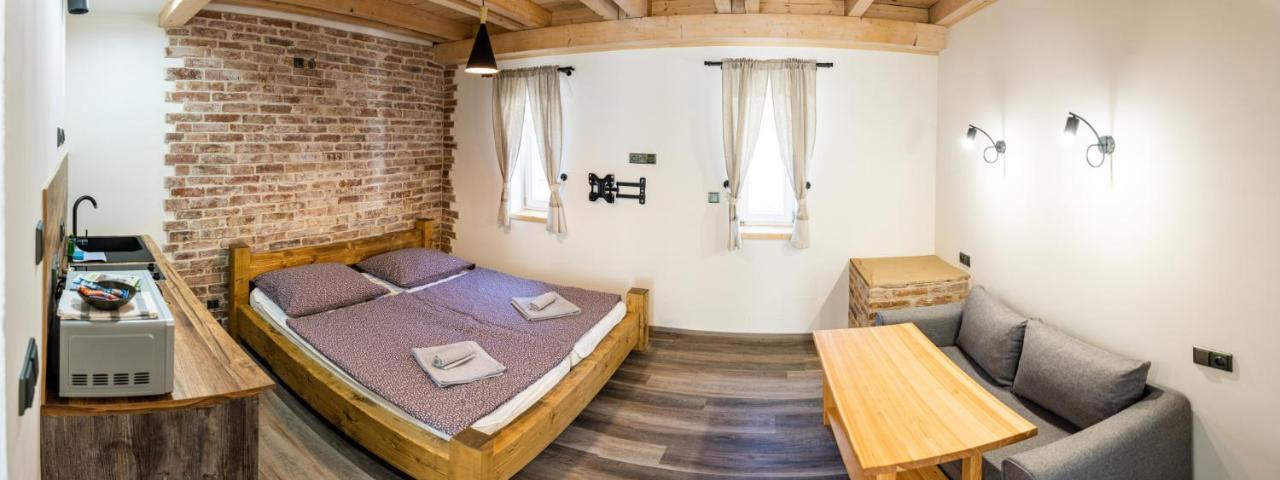 Penzion U Orloje Žatec Exteriör bild